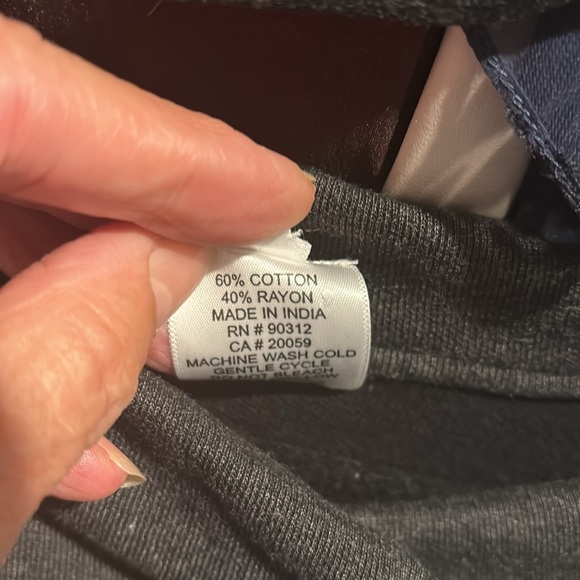 Beautiful top that is comfy and flattering! - Picture 7 of 7